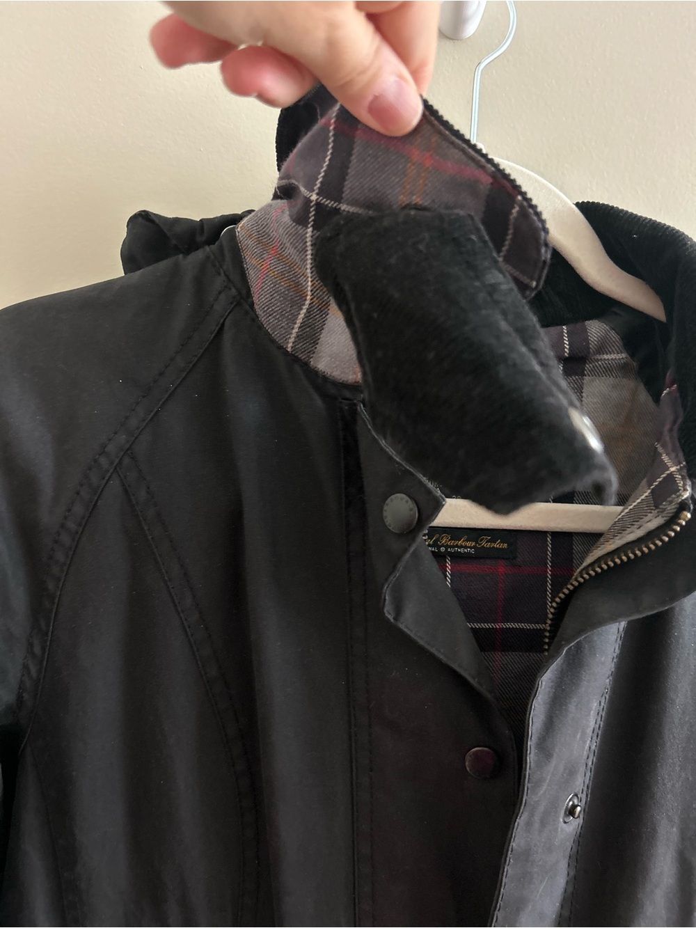 Barbour 6 US Black Hooded Beadnell Wax Jacket Classic Tartan Plaid Lining Barn - Picture 6 of 8